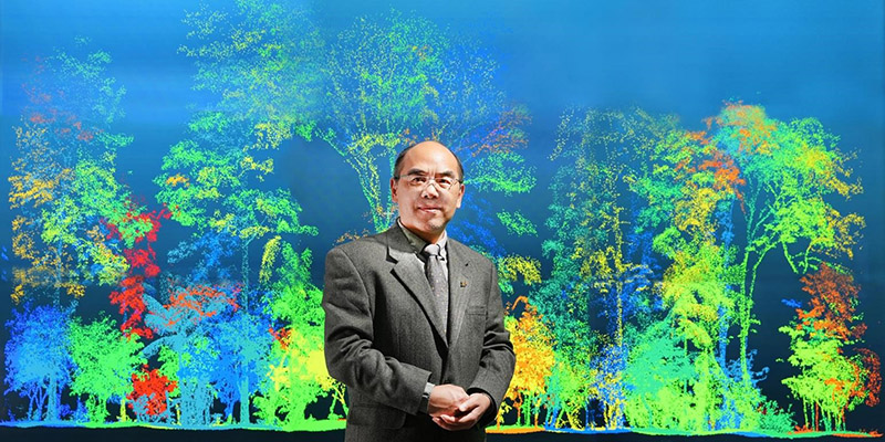 Dr. Songlin Fei stands in front of a screen showing LiDAR imagery.